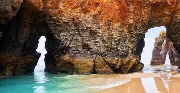 Von A Coruña: Geführter Tagesausflug nach Lugo und zum Strand As Catedrais
