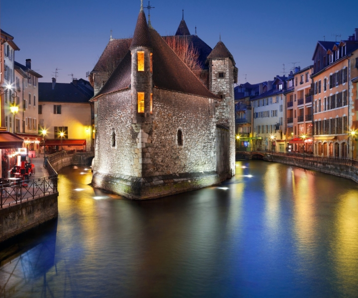 Annecy: City Highlights Self-Guided Scavenger Hunt & Tour