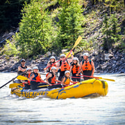 Golden, Colombie-Britannique : rafting en famille sur la rivière Kicking Horse avec déjeuner