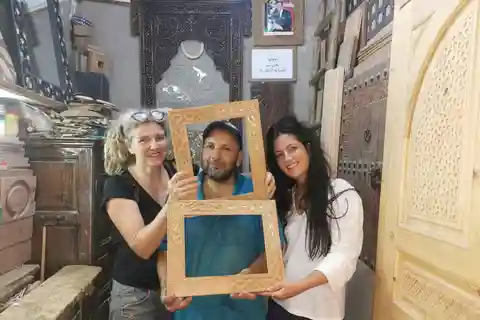 Atelier pratique de sculpture sur bois marocain avec des experts locaux