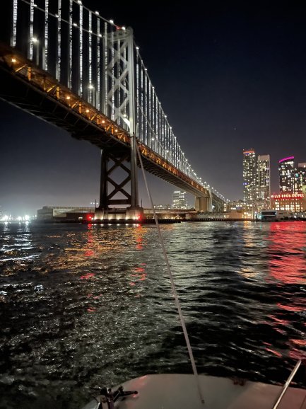 San Francisco: le luci della città navigano sotto la luna piena