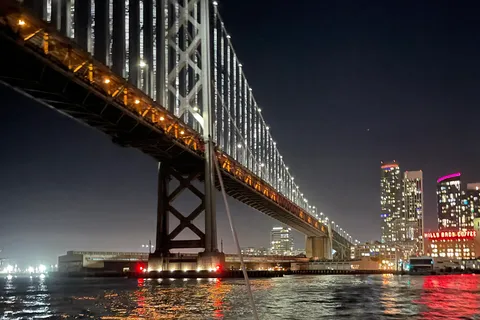 San Francisco: Las Luces de la Ciudad Navegan Bajo la Luna Llena