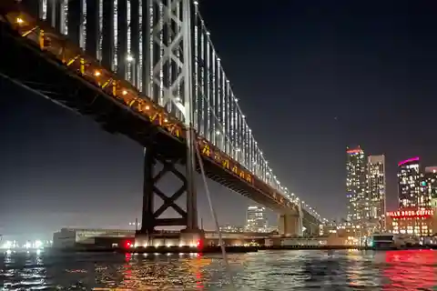 São Francisco: as luzes da cidade navegam sob a lua cheia