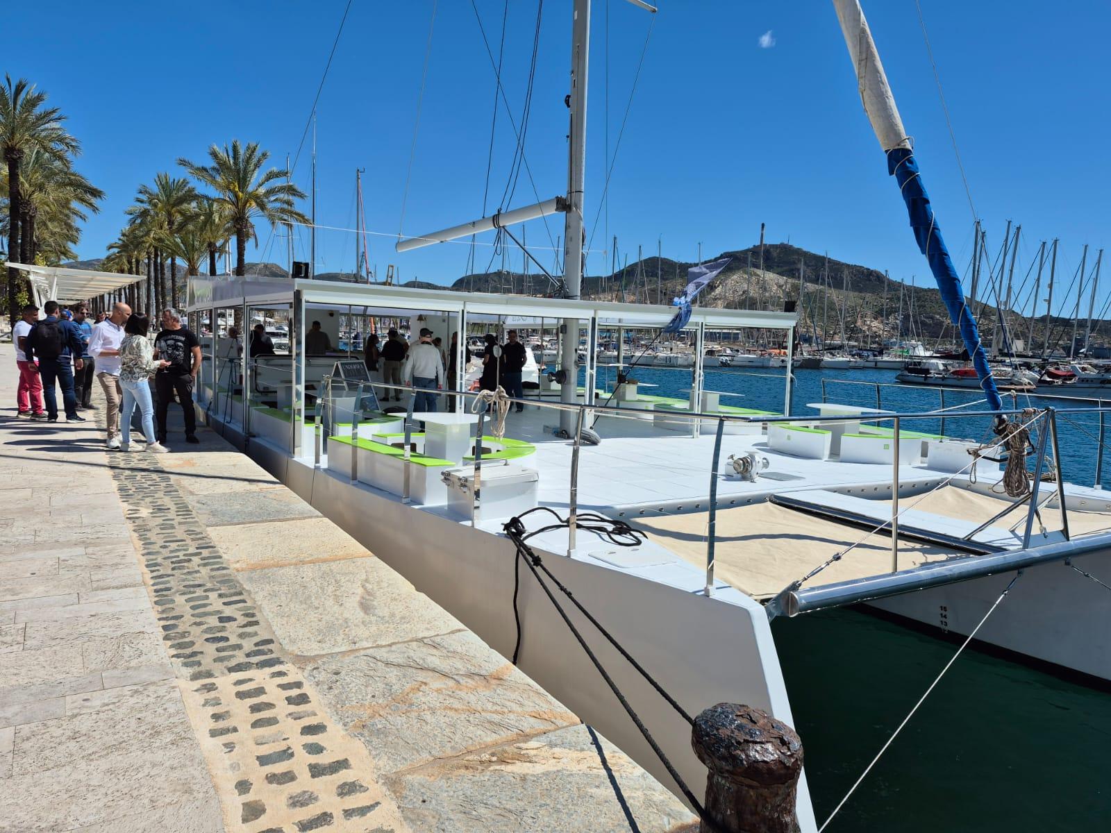 Cartagena: 45-minütige Katamaranfahrt mit Audioguide, Musik und Bar