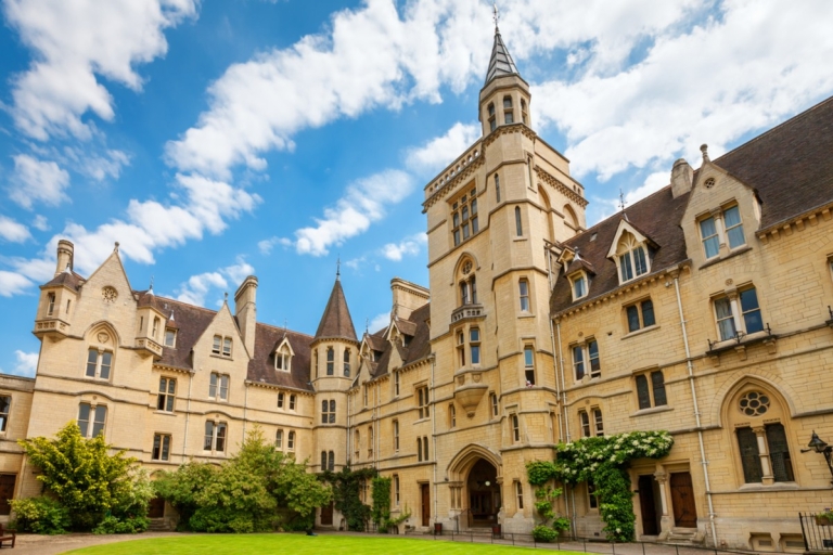 Oxford: słynna gra eksploracyjna absolwentów z aplikacją