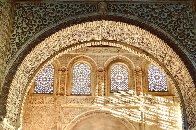 Alhambra: tour guiado con acceso prioritarioTour con punto de encuentro