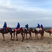 Von Marrakesch, Sonnenuntergang Kamel Fahrt in der Agafay Wüste - Hizvo
