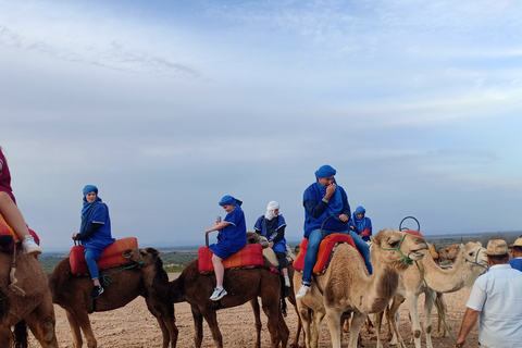 Ab Marrakesch: Kamelritt bei Sonnenuntergang in der Agafay-Wüste