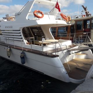 Istanbul: Private Bosphorus Strait Sightseeing Yacht Cruise