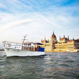 Budapest: Danube River Private Sightseeing Yacht Tour
