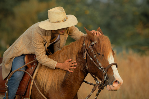 Stepantsminda: Horse Riding Tour with Lunch and Photoshoot