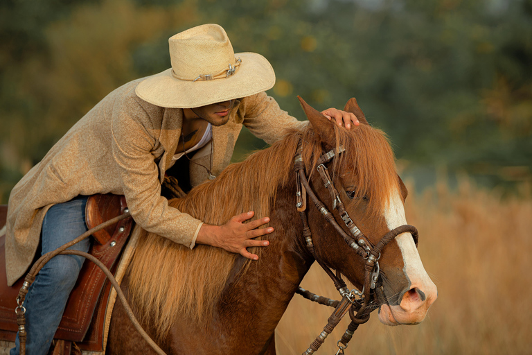 Stepantsminda: Horse Riding Tour with Lunch and Photoshoot