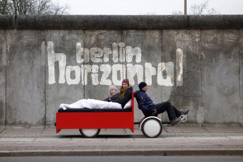 Berlin: Stadtrundfahrt in einem einzigartigen BedBike