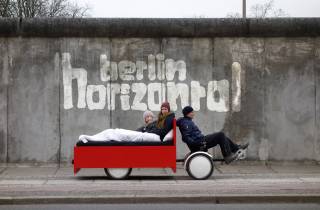Berlin: Stadtrundfahrt in einem einzigartigen BedBike