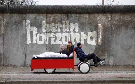 Berlin: City Sightseeing Tour im einzigartigen und bequemen BedBike