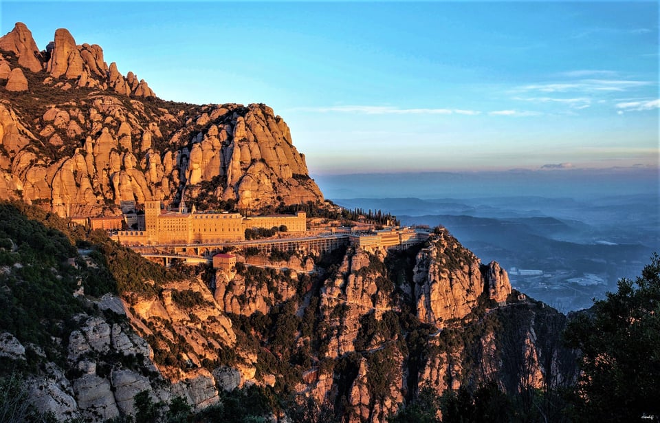 Barcelona: Sitges &amp; Montserrat Monastery Tour with Easy Hike