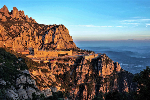 Barcellona: tour del monastero di Sitges e Montserrat con facile escursione