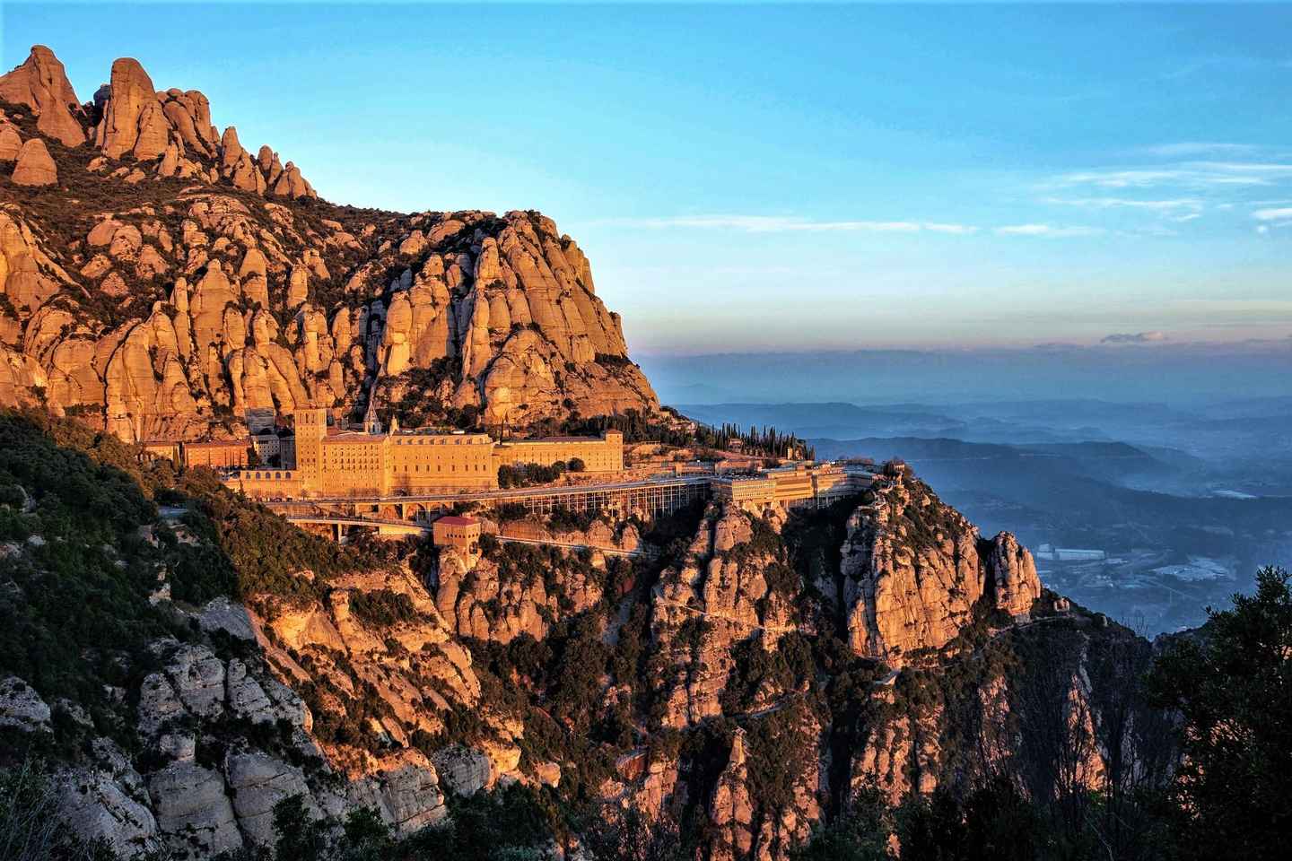 Barcelona: Sitges & Montserrat Monastery Tour with Easy Hike - Barcelona: Sitges & Montserrat Monastery Tour with Easy Hike
