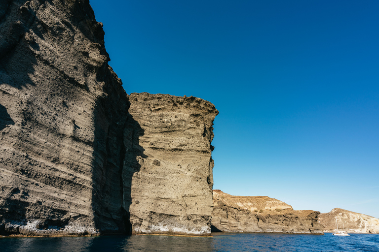 Santorini: Crociera in catamarano con pasti e bevandeCrociera Premium al tramonto con grigliata e bevande