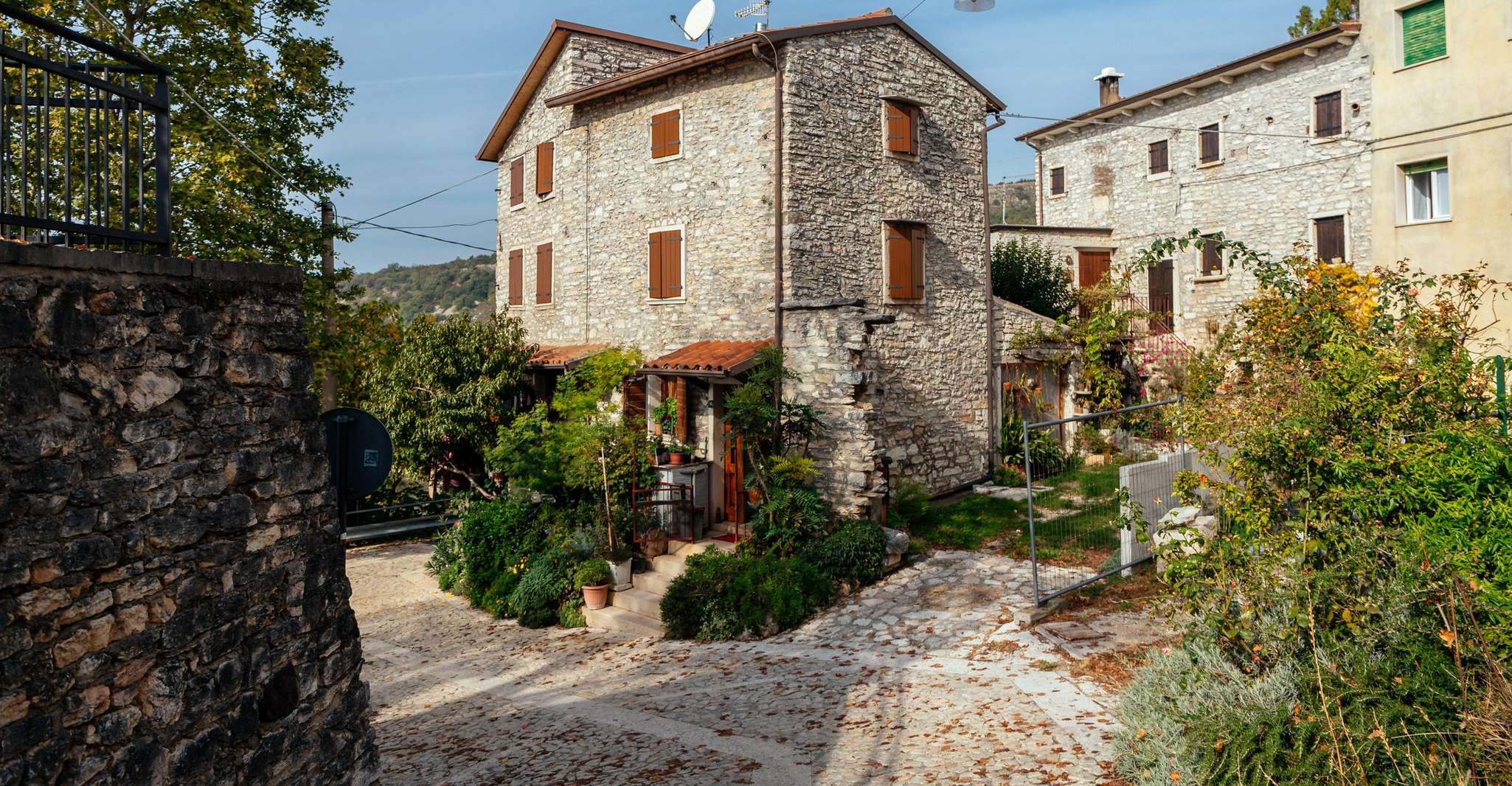 Verona, East Lake Garda Private Day Trip with Wine Tasting - Hizvo