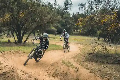 Santiago: E- Mountain Bike Rental to ride in a bike park