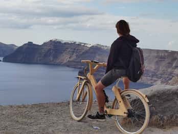 Santorini's handgjorda trä E-Bike uthyrning