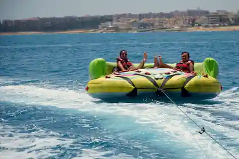 Torrevieja: Paseo en Sofá Loco Hinchable propulsado por lancha rápida