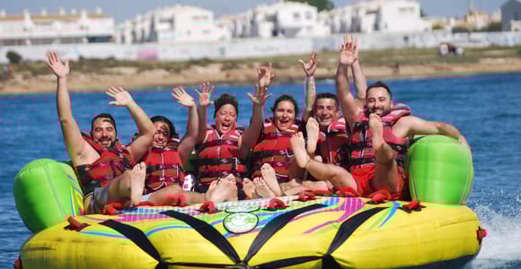 Alicante: Verrückte Sofafahrt mit Bootsantrieb