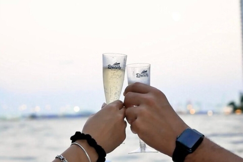 Miami : excursion privée en bateau en soirée avec une bouteille de champagneExcursion en bateau pour 6 personnes sur un bateau de 21 pieds