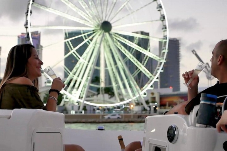 Miami : excursion privée en bateau en soirée avec une bouteille de champagneExcursion en bateau pour 2 personnes dans un bateau de 18 pieds