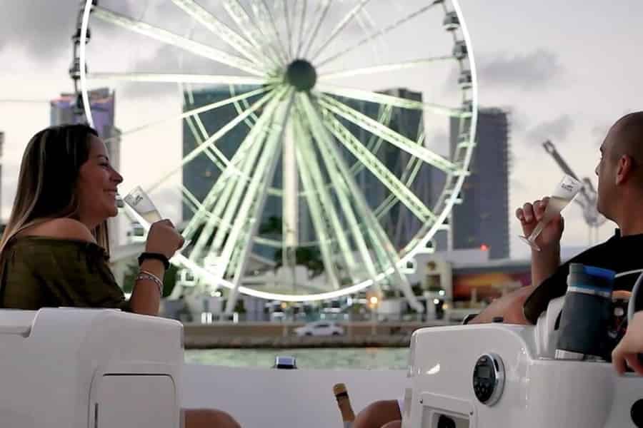 Miami: BYOB Tag, Sonnenuntergang oder Nacht Private Bootstour. Foto: GetYourGuide