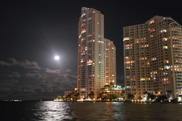 Miami: Private Evening Boat Tour with a Bottle of Champagne Boat Tour for 6 People on a 21-Foot Boat