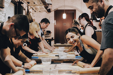 Roma: Preparazione della pasta con degustazione di vini e cena a FrascatiRoma: corso di cucina italiana fatta in casa e degustazione di vini