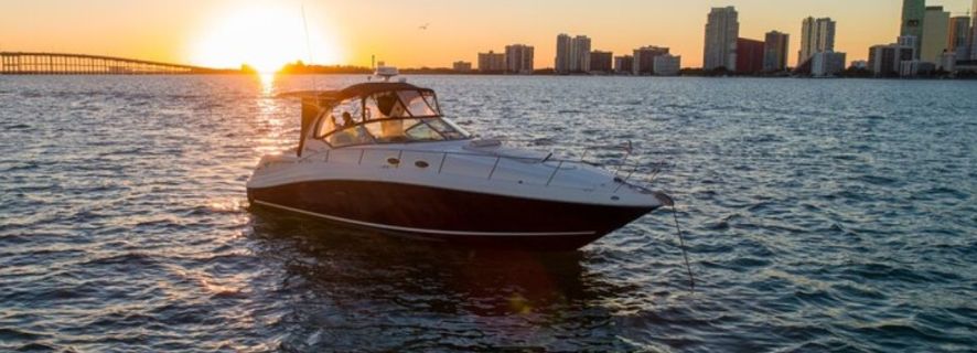 Miami Beach: Private Yacht Cruise with Champagne