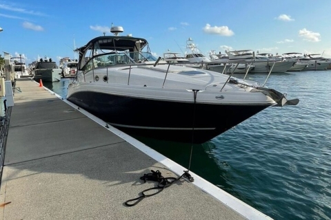 Miami Beach: prywatny rejs jachtem z szampanemPrywatna 34-stopowa łódź Sundancer dla maksymalnie 10 osób
