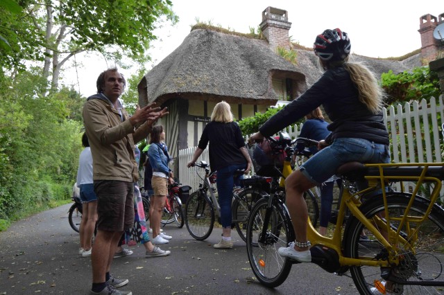 Visit Visite guidée à vélo à Cabourg & Dives-sur-Mer en français in Cabourg