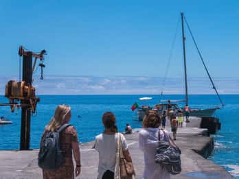 From Funchal: West Bays Sailing Tour with Lunch