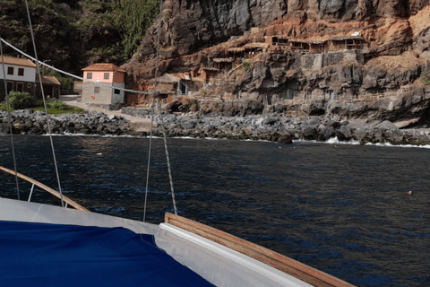 Ab Funchal: Segeltour durch die westlichen Buchten mit Mittagessen