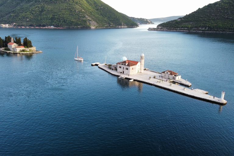 Kotor: Blauwe Grot en Mamula-boottocht met zwemmen en drinken