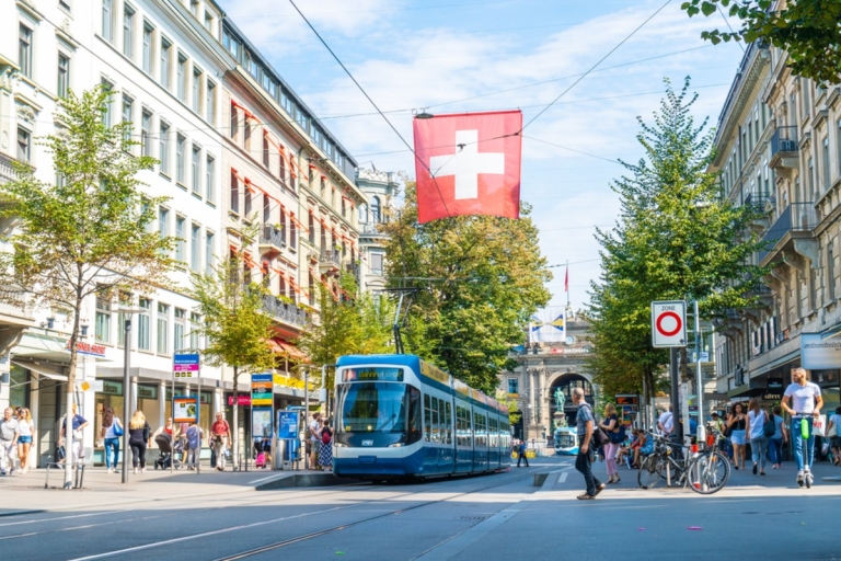 Zurich: jeu de quête d'exploration de la ville d'Albert EinsteinJeu d'exploration de la ville de Zurich : le secret d'Albert Einstein