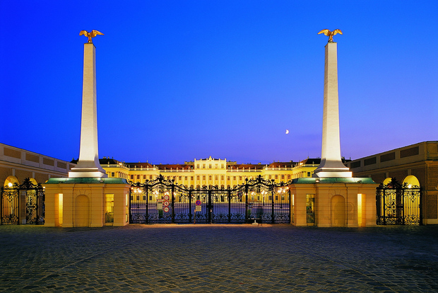 Vienna: Tour serale del Castello di Schönbrunn, cena e concerto