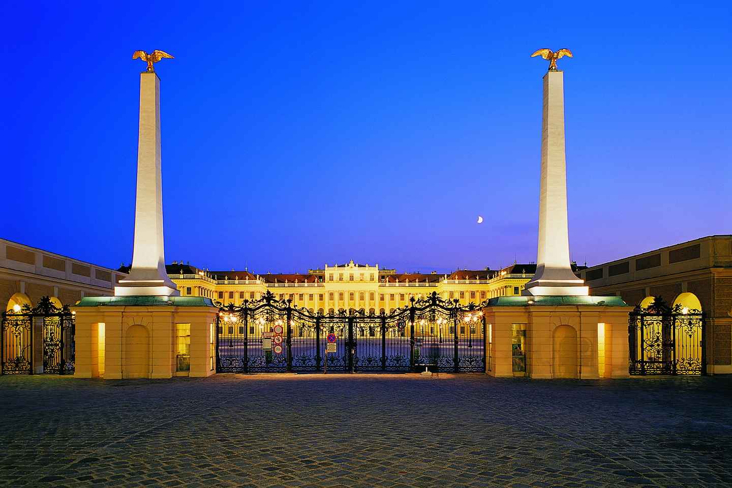 Vienna: Schnbrunn Palace Evening Tour, Dinner and Concert - Category B