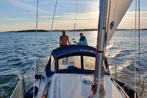 Stockholm: Schären-Segeltour mit Mittagessen und Inselrundfahrt