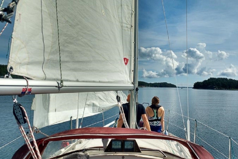 Stockholm: Schären-Segeltour mit Mittagessen und Inselrundfahrt