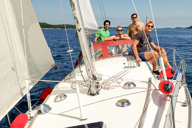 Stockholm: Schären-Segeltour mit Mittagessen und Inselrundfahrt