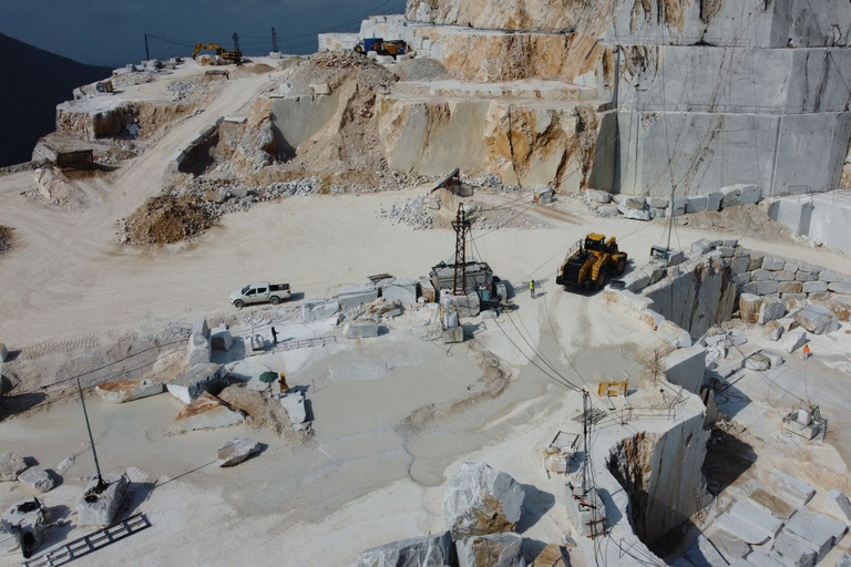 Dalla Toscana a Carrara: tour delle cave di marmo in jeep