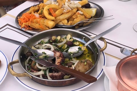 Lisbon: Food & Wine Tour in Cacilhas & Almada Neighborhoods