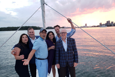 Toronto: Sailing Yacht Cruise of Toronto Harbor and Islands Shared 2-hour Day or Sunset Sailing Cruise