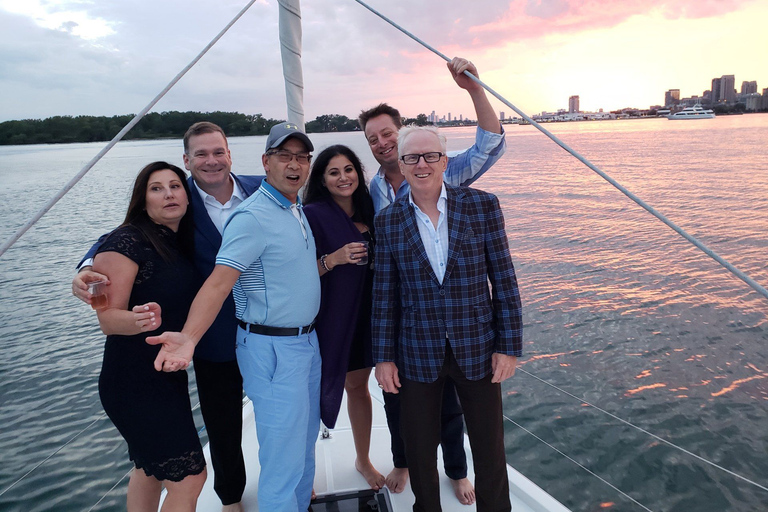 Toronto: Sailing Yacht Cruise of Toronto Harbor and Islands Shared 2-hour Day or Sunset Sailing Cruise