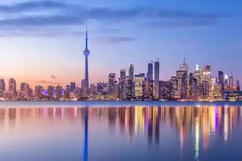Toronto: Excursão noturna para pequenos grupos com cruzeiro de barco pelo porto